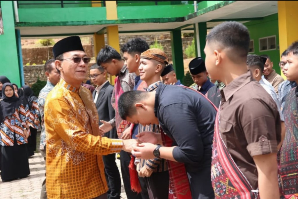 Bupati Tapsel Kukuhkan 96 Siswa Baru MAN IC TAPSEL